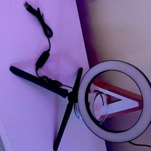 I am selling a ring light , travel size , in good shape , used once , perfect !